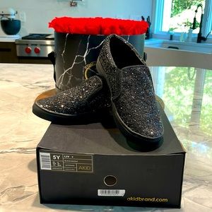 NWT AKID brand Liv black dazzle shoes